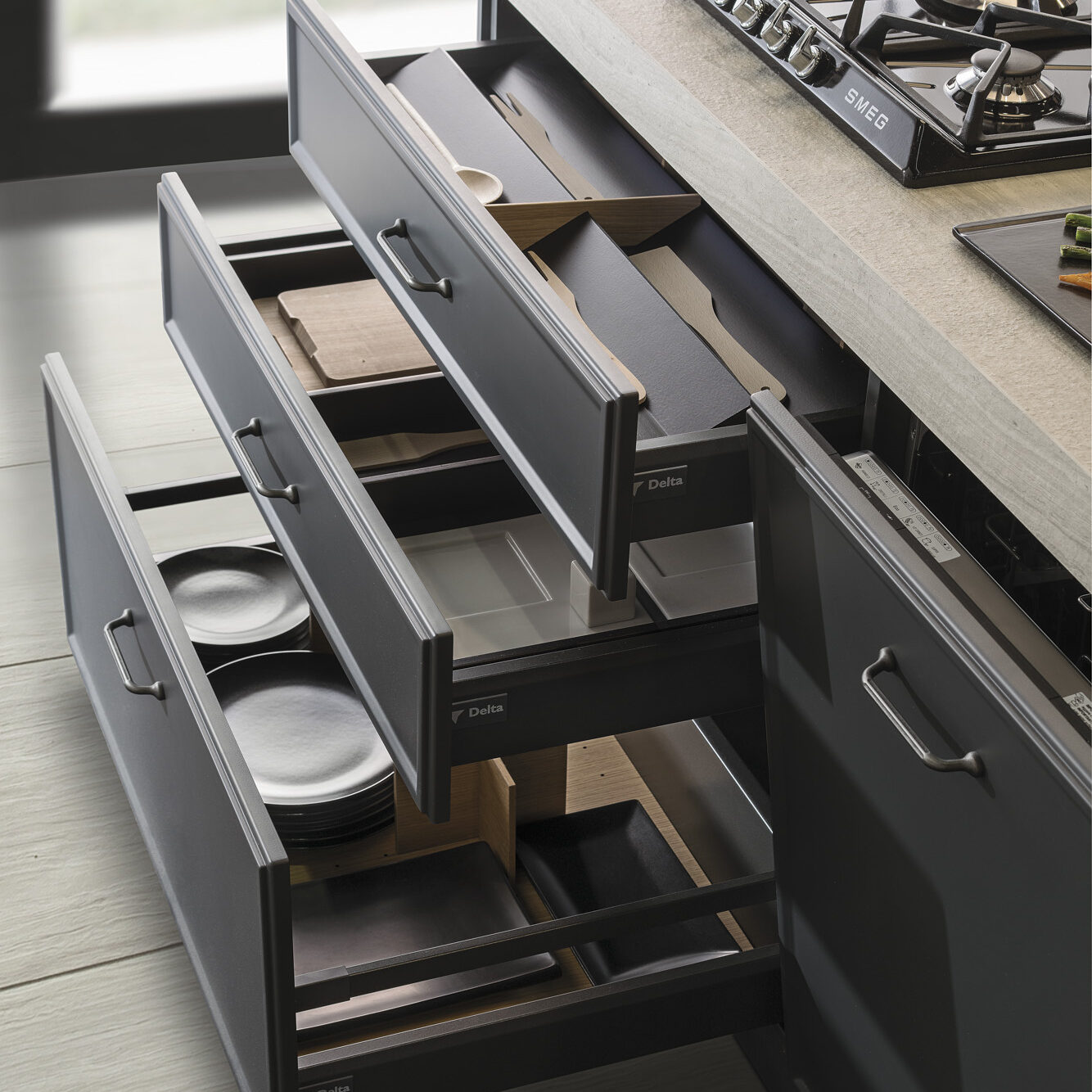 cocina con puertas enmarcadas lacadas